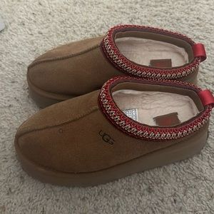 Platform Tazz Uggs size 6 BARELY WORN